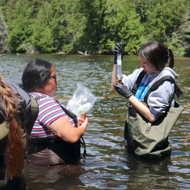 Participants from Brunswick House First Nation collecting water samples